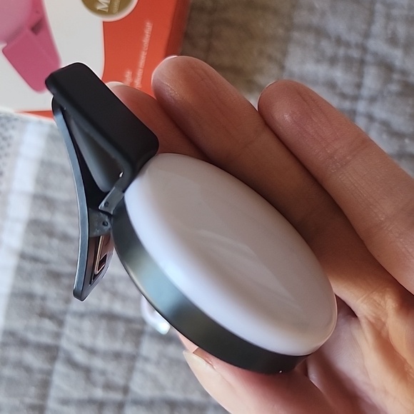 Free With Purchase Selfie Clip On Light - Picture 5 of 7